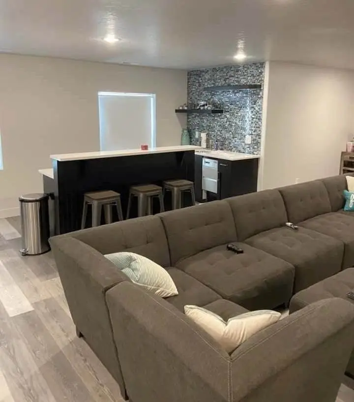 Maximizing entertainment capacity with a kitchenette - Creative Construction Solutions Maximizing entertainment capacity with a kitchenette